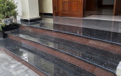 Vì sao ngày càng nhiều gia đình không còn làm bậc tam cấp bằng đá bóng? 2 vật liệu đẹp, bớt nỗi lo trơn trượt đang thành xu hướng mới