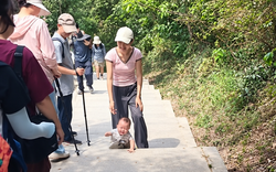 Bố mẹ để con nhỏ 9 tháng tuổi bò bằng tay chân trần lên núi khiến dân mạng bùng nổ tranh cãi