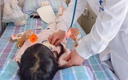 Bé gái 3 tuổi vô tình nuốt kẹo cao su, người bà nhanh chóng làm 1 động tác "cấp cứu": Bác sĩ nghe xong hết lời khen