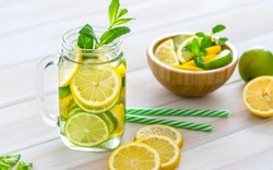 Uống nước chanh, nước lọc có giúp nhanh hết nồng độ cồn?