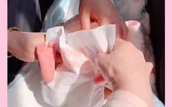 Mẹ hoảng hốt khi phát hiện tã của con gái mới sinh có vệt máu: Vội đưa con đến viện nhưng bác sĩ nói không cần điều trị