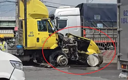 Đầu xe container nát sau va chạm, dầu chảy lênh láng mặt đường