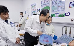 Chủ tịch Quốc hội Trần Thanh Mẫn thăm, động viên các bệnh nhi tại Bệnh viện Nhi đồng 1