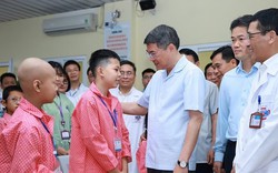 Thủ tướng Lê Minh Hưng thăm hỏi, tặng quà bệnh nhi tại Bệnh viện K