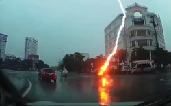 Vì sao người đi xe máy giữa đường dễ bị sét đánh trúng khi trời mưa dông?