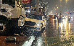Xe Mercedes tông 6 xe máy khiến một người tử vong, nhiều người bị thương ở TP.HCM