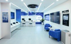 Bên trong không gian 522 m² Samsung vừa mở giữa Hà Nội: màn hình 3D không cần kính, màn hình tiêu thụ 0,00 W và một trung tâm điều hành thu nhỏ