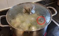 Hơn 90% người dùng không biết công dụng của chiếc lỗ nhỏ trên nắp nồi inox