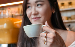Nữ gen Z nghỉ việc ngân hàng, khởi nghiệp thương hiệu thiết kế trang sức doanh thu 26 tỷ đồng: Được đích thân sao Disney Channel đặt hàng