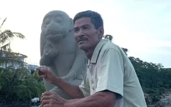 Người giao nộp tượng thần khỉ ở Quảng Ngãi vừa được thưởng tiền, vừa nhận bằng khen