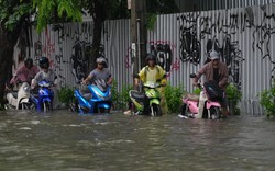 Bangkok đóng cửa trường học, đề nghị công chức làm việc tại nhà vì mưa lũ