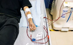 Cậu bé 14 tuổi thận đã hỏng 98%, suy thận cấp vì loại nước người trẻ "mê như điếu đổ"