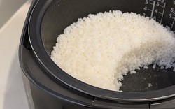 Tranh cãi về quy tắc xới cơm