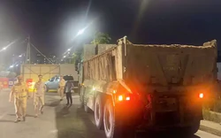 Hà Nội: Tài xế xe tải bị phạt 23 triệu đồng vì để bùn đất che lấp biển số