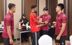 Xuân Son nghẹn ngào chia tay tuyển Việt Nam về nước điều trị chấn thương