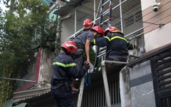 Sập gác nhà dân ở TP.HCM, cảnh sát cứu 3 người mắc kẹt