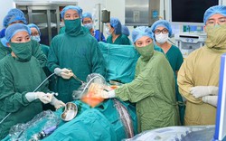 Lần đầu tiên tại Việt Nam: Các bác sĩ đặt thành công bóng vào khí quản thai nhi 30 tuần tuổi để giúp phổi phát triển
