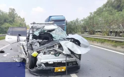 Xe con vỡ nát sau cú đâm đuôi xe đầu kéo trên cao tốc Nội Bài - Lào Cai