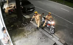 Hai cảnh sát giao thông cứu người đột quỵ khi đang làm nhiệm vụ trên phố