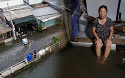 Cả ngày nắng oi, tối một nơi ở TP.HCM lại ngập như sông: Nước tràn vào nhà, người dân lại kê đồ "chạy triều"