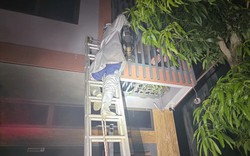 Cảnh sát cắt chuồng cọp cứu 2 người mắc kẹt trong ngôi nhà cháy ở Hà Nội