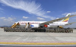 Chiếc Boeing 787 đặc biệt vừa hạ cánh xuống sân bay Nội Bài, đưa một lực lượng Việt Nam trở về sau khi thực hiện nhiệm vụ quốc tế quan trọng: Thượng tướng Nguyễn Trường Thắng ra đón