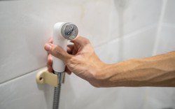 Tại sao vòi xịt vệ sinh là "chân lý" ở Việt Nam nhưng lại biến mất ở các nước Âu Mỹ?