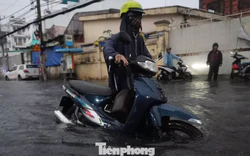 Mưa tầm tã giờ tan tầm, nhiều tuyến đường ở TPHCM ngập sâu