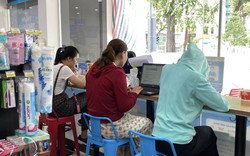 Ngồi cả buổi tối với một chai nước, vì sao cửa hàng tiện lợi chẳng nhắc bạn câu nào?