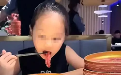 Bé gái ăn sống "thịt bò Wagyu cao cấp", phụ huynh bị chỉ trích: Có tiền nhưng thiếu hiểu biết