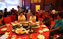 Họp lớp, 5 người thu nhập hơn 3 tỷ đồng/năm ngồi riêng một bàn, lớp trưởng hỏi "Các ông chủ bao cả nhóm nhé?" thì không ai lên tiếng