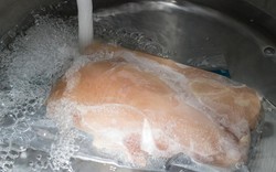 Cảnh báo: Cách rã đông thịt vi khuẩn “rất thích”, sinh sôi nhanh chóng