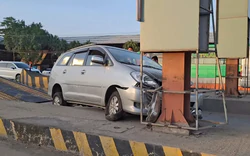 Ô tô chở 6 người mất lái đâm trạm thu phí cao tốc TPHCM - Trung Lương
