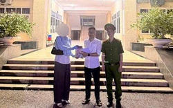 Công an xác minh 1 tỷ tiền mặt cùng nhiều giấy tờ tại quán cà phê ở Hà Nội: Một người phụ nữ được mời lên làm việc
