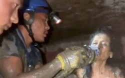 Video: Cận cảnh giải cứu người sống sót sau 10 ngày mắc kẹt dưới lũ bùn ở Nepal