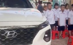 Ô tô đỗ chình ình giữa khu vực học sinh chào cờ, phường yêu cầu làm rõ