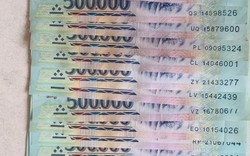 Người đàn ông nhặt được xấp tiền 500.000 đồng trên đường