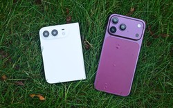 Mô hình iPhone 18 Pro Max đỏ cherry và iPhone Ultra trắng