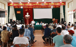 Người dân một xã ở Hà Nội đến nhà văn hóa nghe thông tin bồi thường, hỗ trợ, tái định cư với đất nằm trong phạm vi thu hồi làm dự án nhà ở xã hội