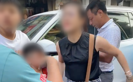 Hà Nội: “Ô tô điên” kéo lê xe máy SH chạy gần 1km liền bị truy đuổi, người phụ nữ cùng con nhỏ xuống xe khóc lóc xin tha lỗi