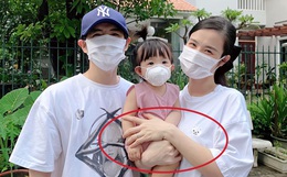 Đông Nhi bị "soi" giữ tay con gái chỉ để chụp ảnh sống ảo, dân tình tìm ra ngay lý do chỉ mẹ bỉm mới hiểu