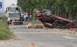 Xe con bị "vò nát" sau va chạm với xe tải, 3 người tử vong trong đó có 1 hot Facebooker