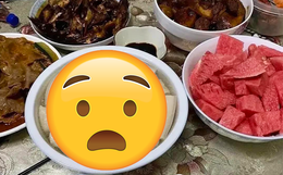 Được mời đến nhà bạn ăn cơm, vừa nhìn vào bát canh thì anh chàng câm nín, không dám ăn miếng nào cho tới lúc về