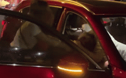 Clip đánh ghen náo loạn Hồ Tây: Chồng và “tiểu tam” cố thủ trong xe, vợ túm tóc lôi xềnh xệch ra ngoài