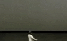 Dẫn đi xem phim, con nghịch phá, đá vào màn hình, phụ huynh tá hỏa vì số tiền bồi thường bằng cả đời dành dụm