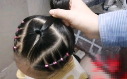 Con gái mừng rỡ khi được cô giáo tết tóc siêu xinh, nhưng vừa nhìn thấy bà mẹ đã hốt hoảng, nhờ Hiệu trưởng đuổi thẳng giáo viên