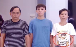 Netizen đặt nghi vấn về "chiếc áo đặc biệt" của mẹ Hồ Văn Cường trong clip, dòng chữ phải chăng thay cho lời muốn nói?