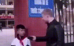 Bị khách Tây hỏi "How old are you?", cậu học sinh đáp một câu khiến dân tình cười lăn