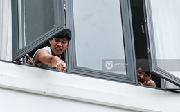 Biểu cảm của Văn Thanh và Đức Chinh khi thấy Tiến Linh được gia đình đón về, giống mấy bé mẫu giáo ghê!