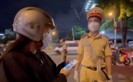 Xôn xao clip cô gái đi từ quận 4 sang quận 10 chỉ để mua xúc xích, anh CSGT chặn lại và nói gì mà khiến netizen rần rần vỗ tay?